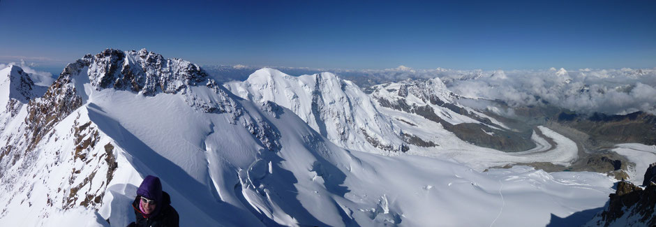 Kurz vor dem Gipfel des Nordend mit Blick zur Dufourspitze und zum Liskamm.