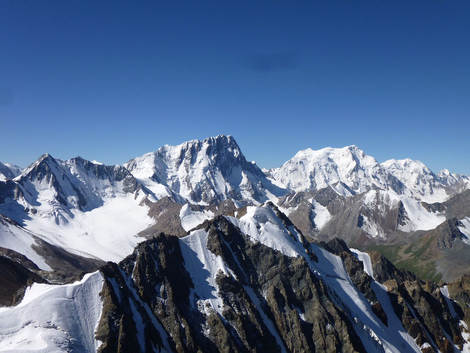 Blick vom Gipfel des Pik Takirtor (Pkt. 4345) mit den 5000er Giganten: Djigit, Karakol und Oguz Bashi.