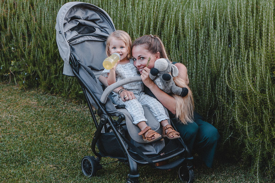 Der Buggy Travel von joie hat uns begleitet – und ersetzt nun auch seit der Heimkehr den alten, grossen Kinderwagen.