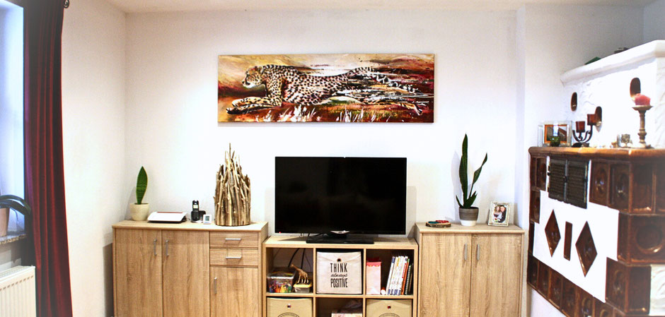 Wohnzimmer mit Auftragskunst an der Wand nach Kundenwunsch gespachtelt und gemalt mit Ölfarben auf Leinwand auf Keilrahmen gespannt.
