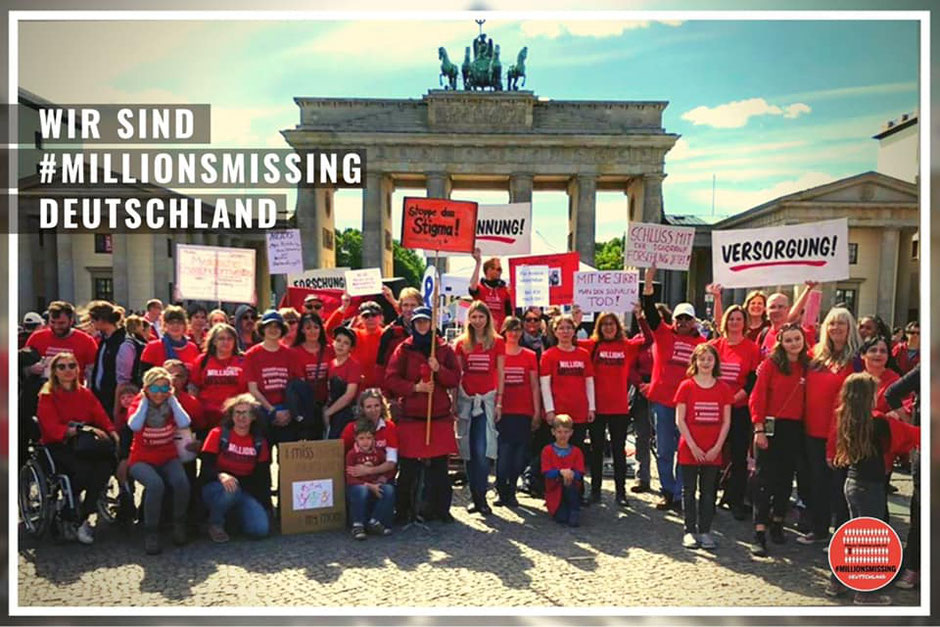 Protest am 12.05.2018, dem internationalen ME/CFS-Tag, in Berlin vor dem Alten Museum mit dem Motto #MillionsMissing auf roten Regenschirmen