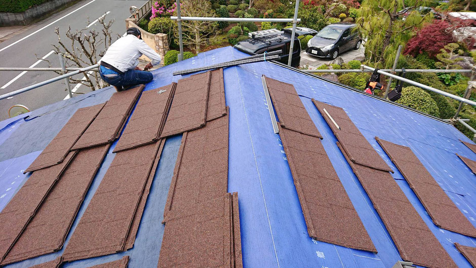 エコラ屋根カバー工法について