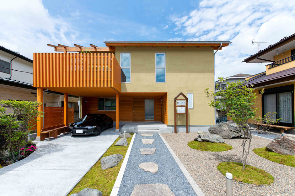 高根沢町の新築住宅の外観を正面から捉える