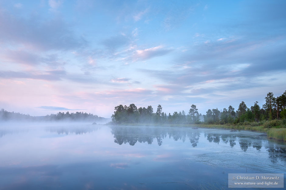 Nebel in der Morgendämmerung am Inari-See