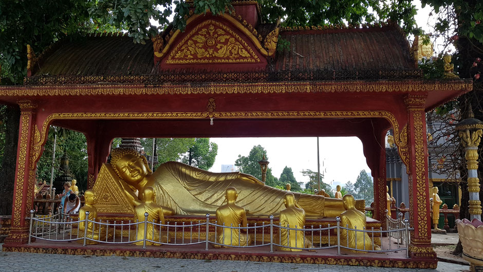 Wat Krom Temple mit liegendem Buddha,  Sihanoukville, Kambodscha