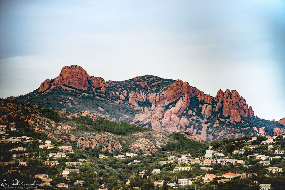 Vue sur le massif de l'Estérel depuis le petit port de pêche du Poussaï