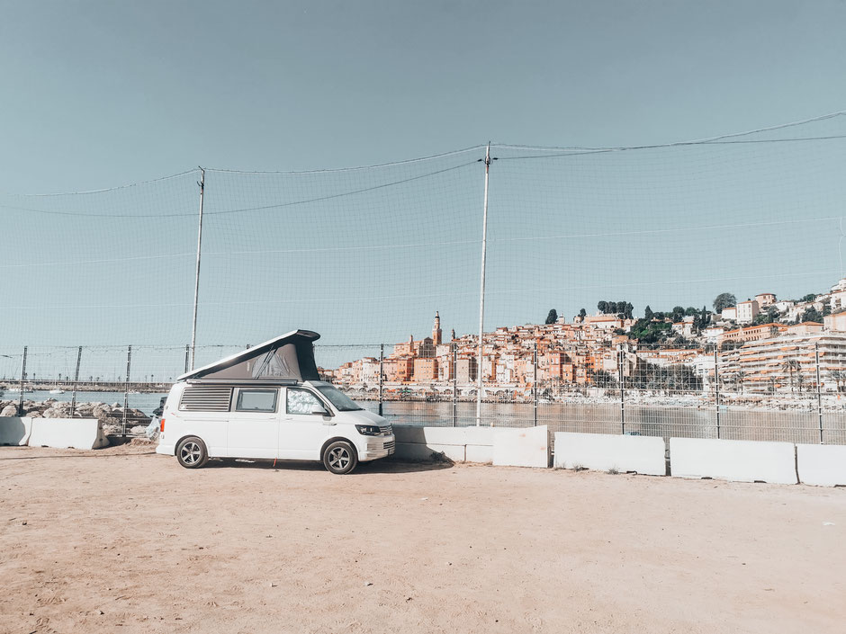 Unser Stellplatz in Menton: Diekt am Strand!