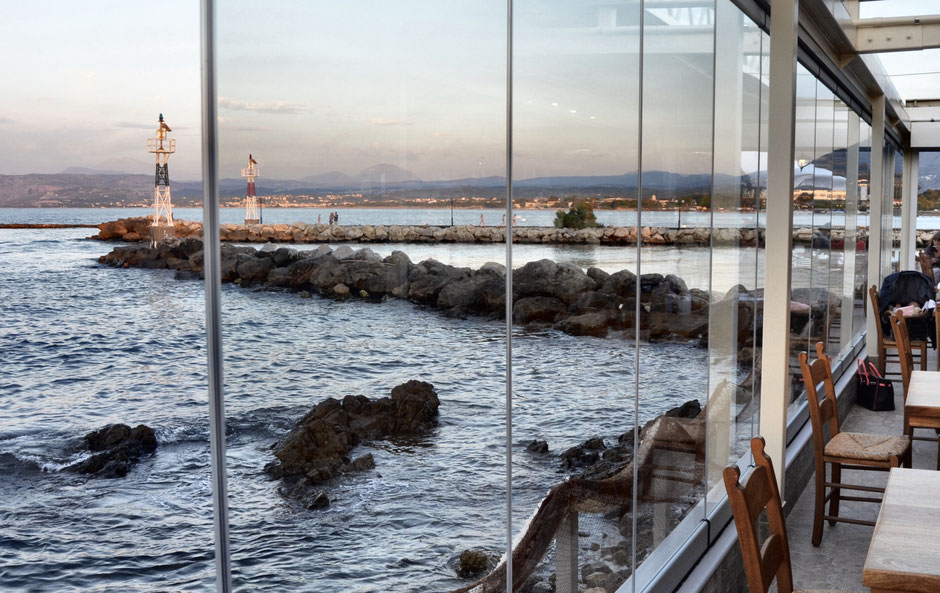 Restaurant am Meer mit Glasfront
