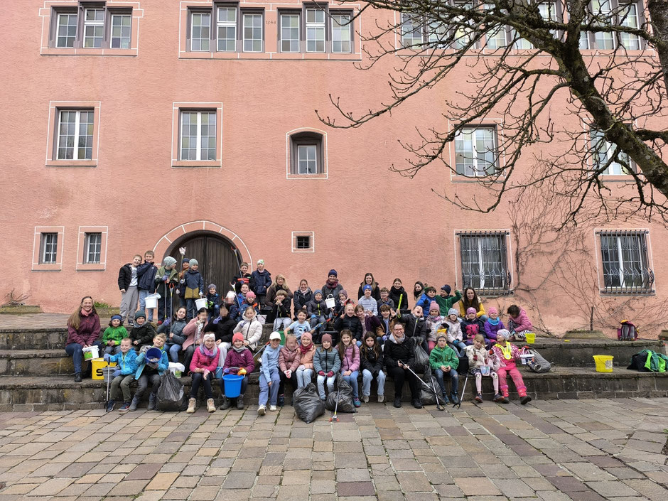 Gruppenfoto hinter dem Rathaus