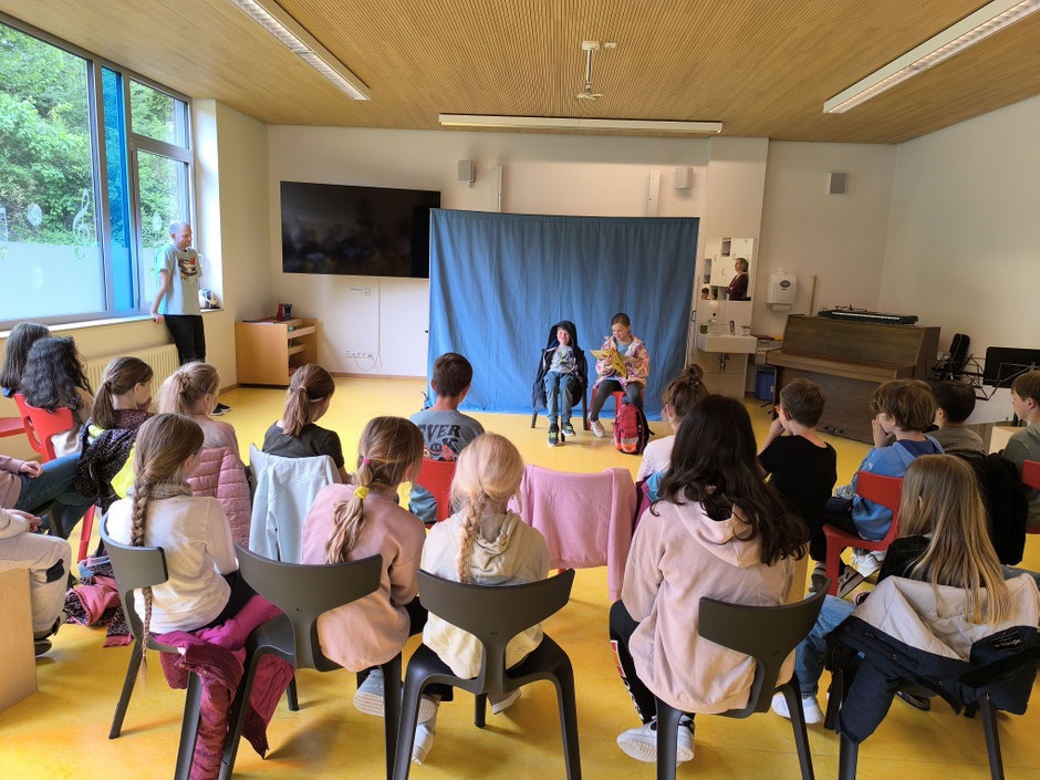 Zwei Schüler dürfen das Theaterstück der Profis nachspielen und Nein sagen üben
