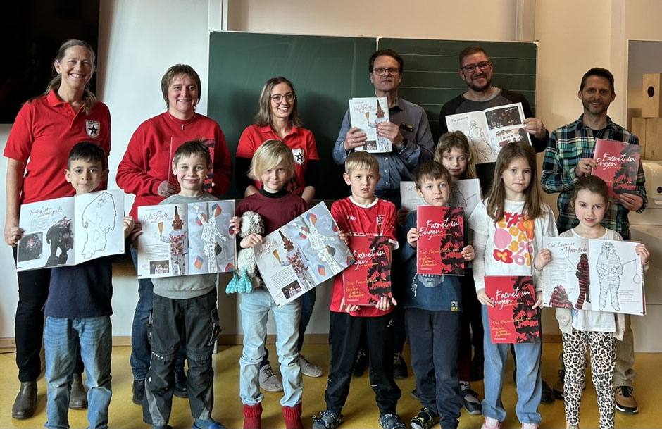 Glückliche Zweitklässer mit närrischen Lehrerinnen, Vertreter des Elternbeirats und Rektor Holger Laufer