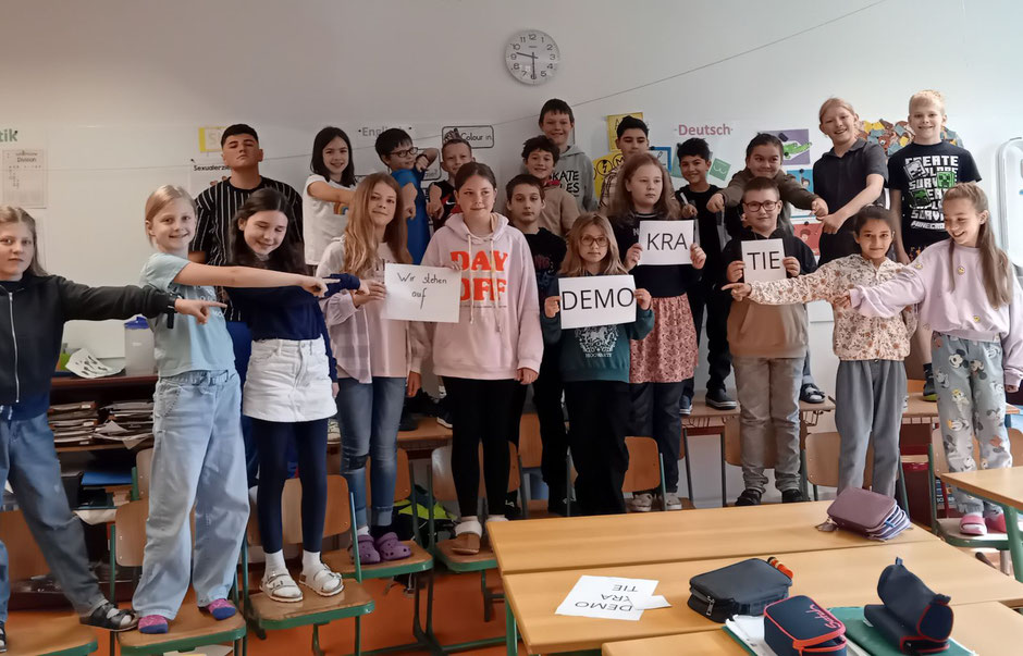 Die Klasse 4b steht auf für Demokratie und Vielfalt
