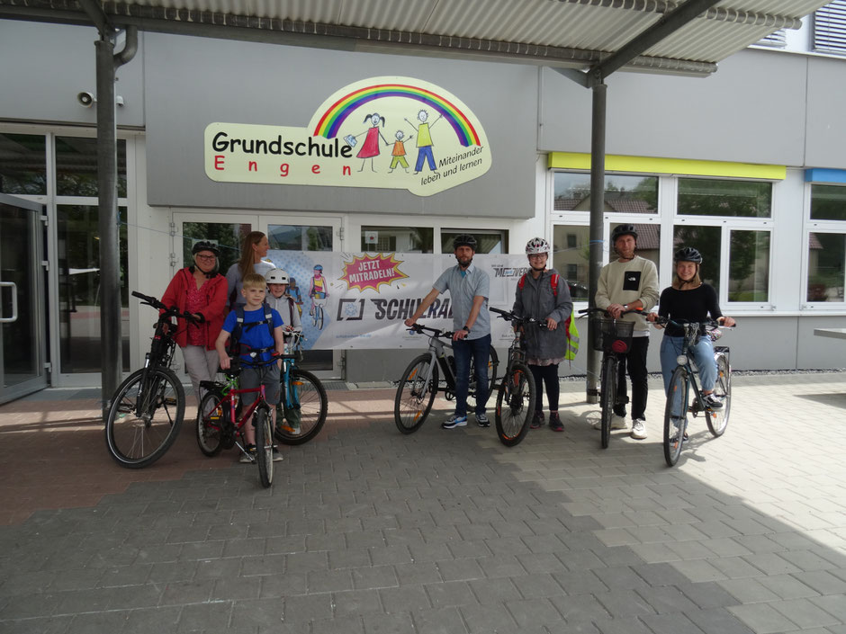 Motivierte Radfahrerinnen und Radfahrer vor der Eingangstür der Grundschule Engen