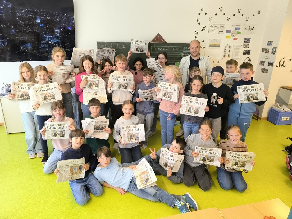 Die Klasse 4c mit dem Chef der Südkurier Lokalredaktion Singen: Matthias Güntert
