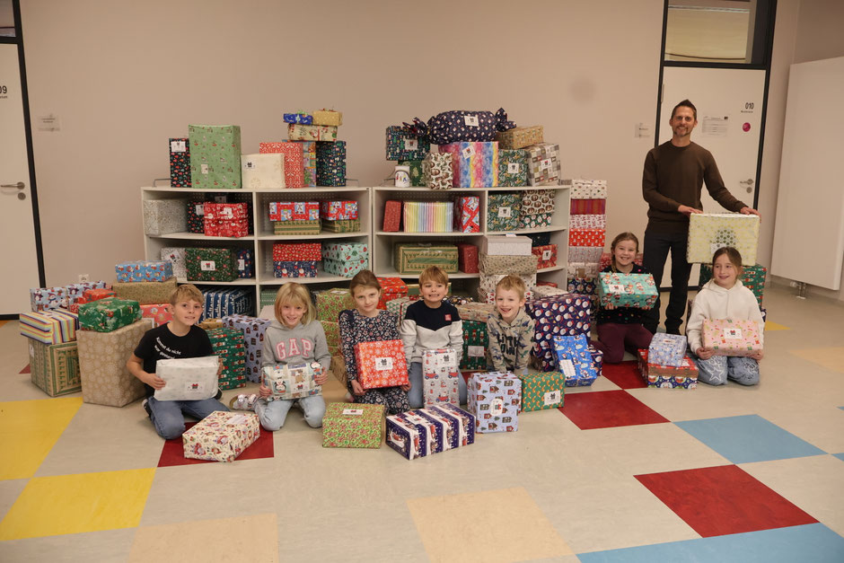 Große und noch größere Päckchen stapeln sich am Abgabetag im Foyer der Grundschule Engen