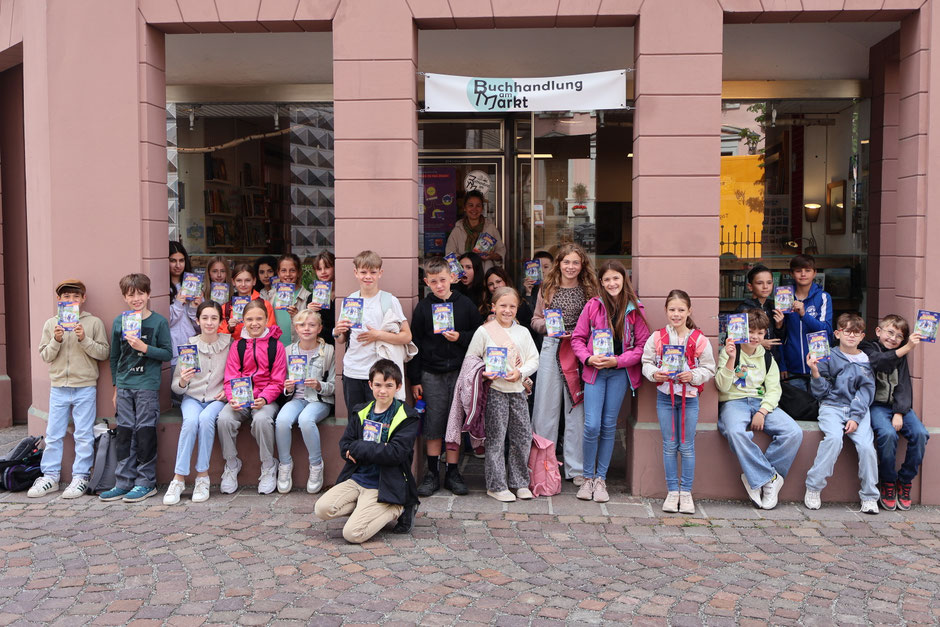 Die Klasse 4c vor der Buchhandlung am Markt mit Inhaber Beatrix Reiter