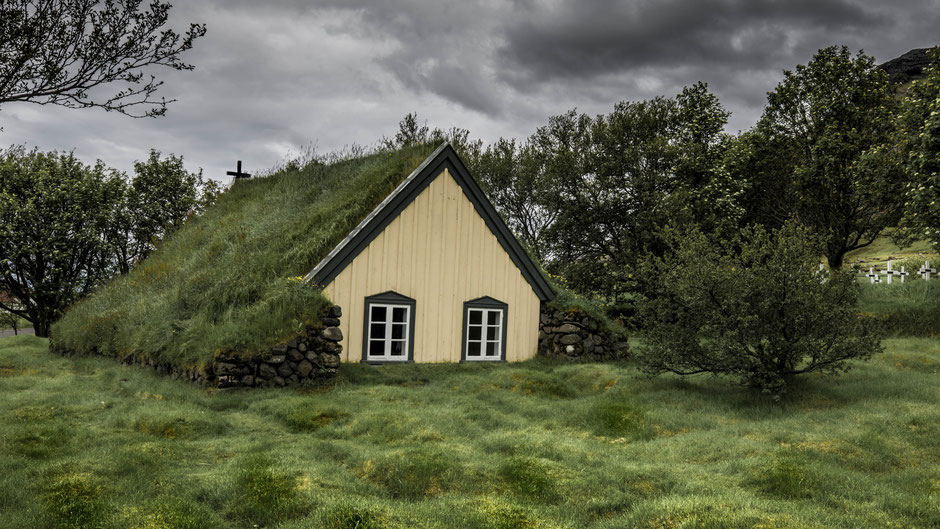 Traditionelle Torfkirche Hofskirkja in Öræfi. Bild von Zac Boca auf Unsplash.