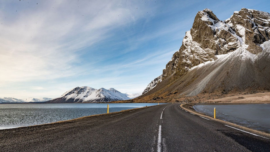Straße in Island. Bild von Ludovik Chalet auf Pixabay.