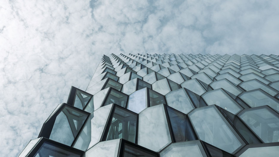 Froschblick auf das Konzerthaus Harpa. Bild von Max S auf Unsplash.