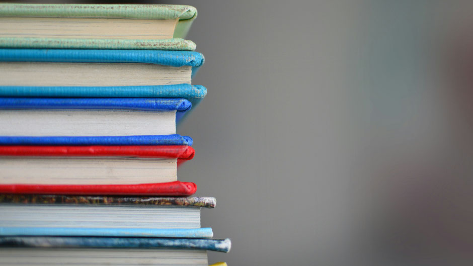 Bücherstapel. Bild von Kimberley Farmer auf Unsplash.