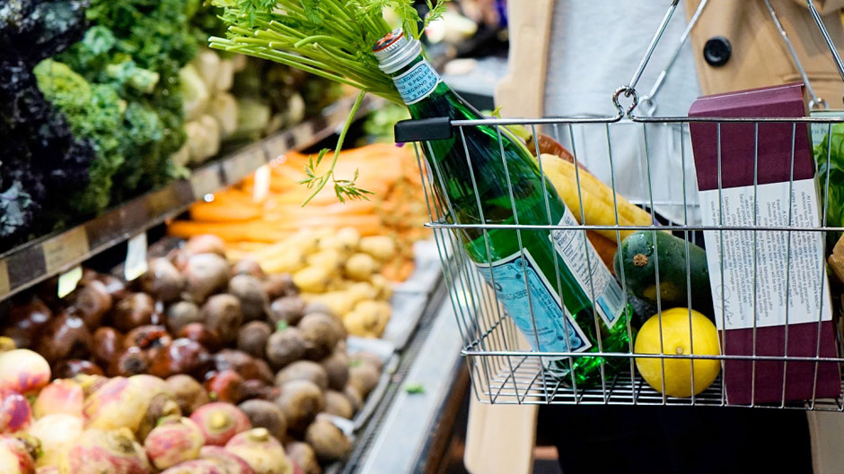 Einkaufskorb im Supermarkt. Bild von Tara Clark auf Unsplash.