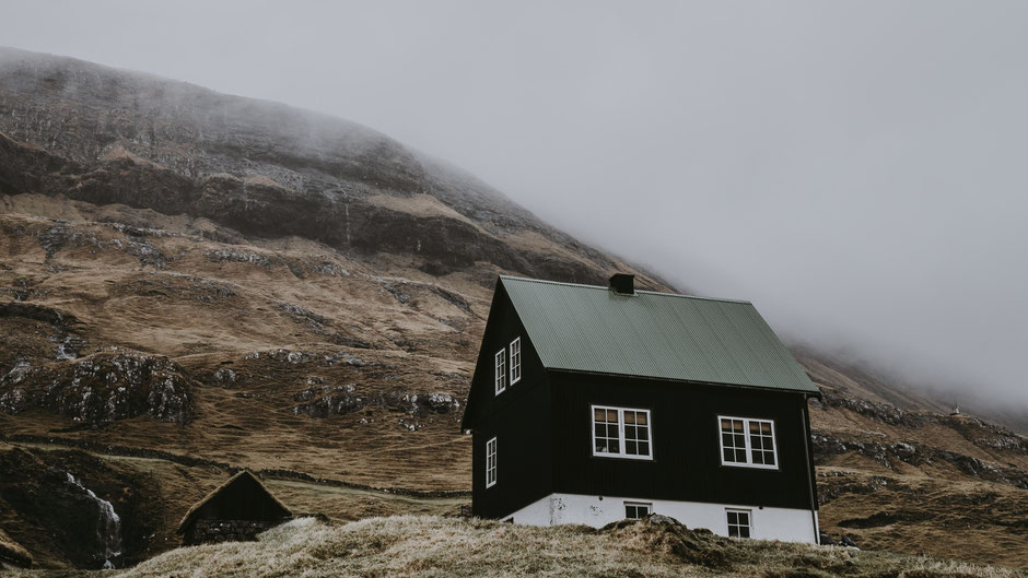 Hütte mit grünem Dach im isländischen Gebirge. Annie Spratt auf Unsplash.