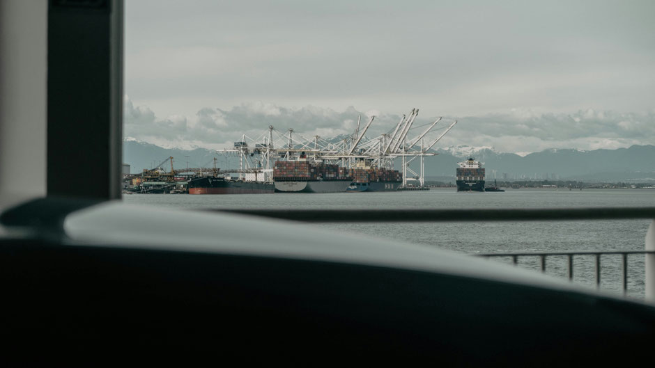 Containerschiff in Island. Bild von Sean Mason auf Unsplash.