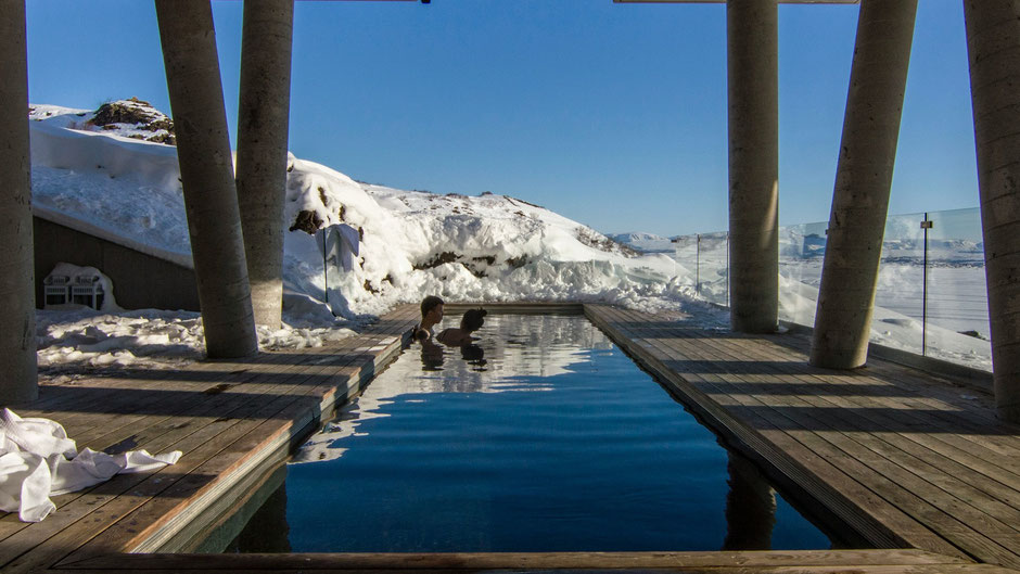 Schwimmpool in Island. Bild von Roan Lavery auf Unsplash.