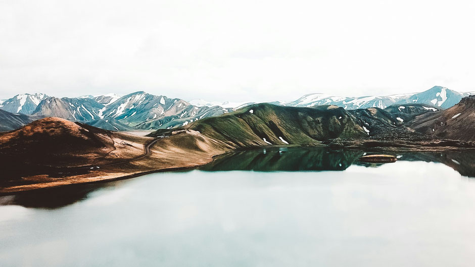 Blick auf einen See in Island. Bild von Joshua Fuller auf Unsplash.