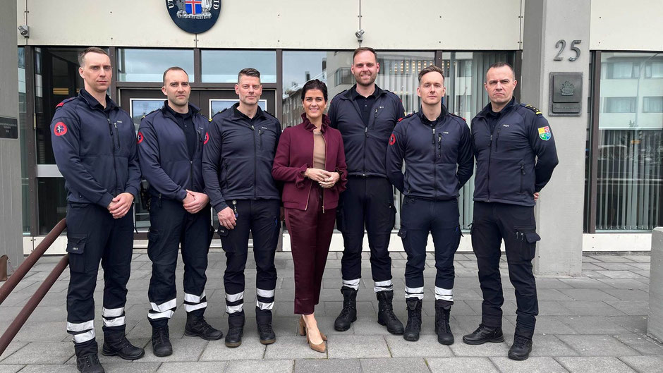 Islands Außenministerin Þórdís Kolbrún Reykfjörð Gylfadóttir mit Einsatzkräften. Bild von Government of Iceland.