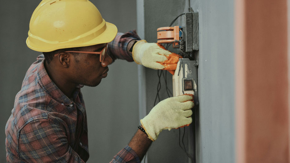 Arbeiter installiert Technik Bild von Emmanuel Ikwuegbu  auf Unsplash.