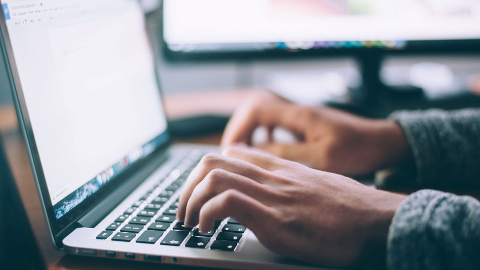 Person sitzt am Laptop. Bild von Glenn Carstens-Peters auf Unsplash.