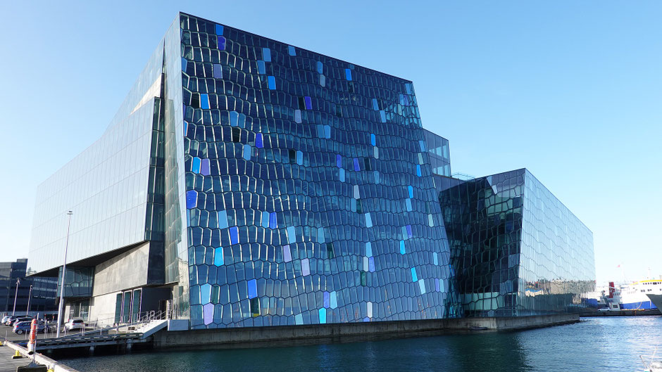 Konzerthaus Harpa in Reykjavík. Bild von Aline Dassel auf Pixabay.