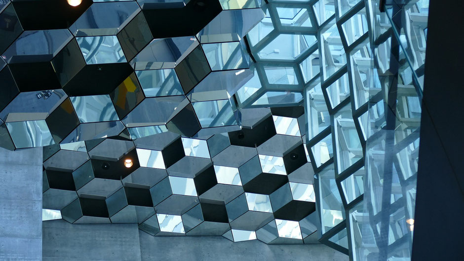 Fassade des Konzerthauses Harpa in Rekyjavík. Bild von ktcookie37auf Pixabay.