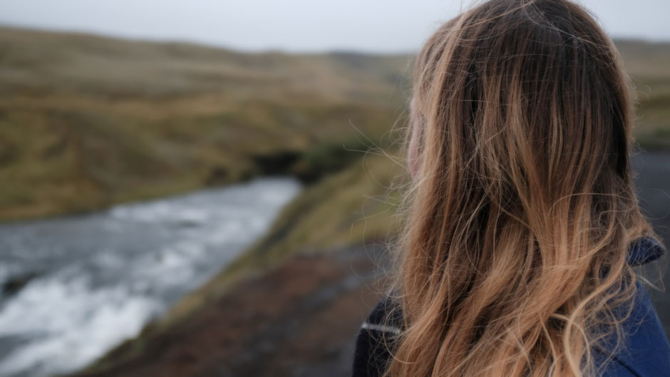 Eine Frau läuft auf einer verschneiten Straße. Bild von Isuru Perera auf Unsplash.