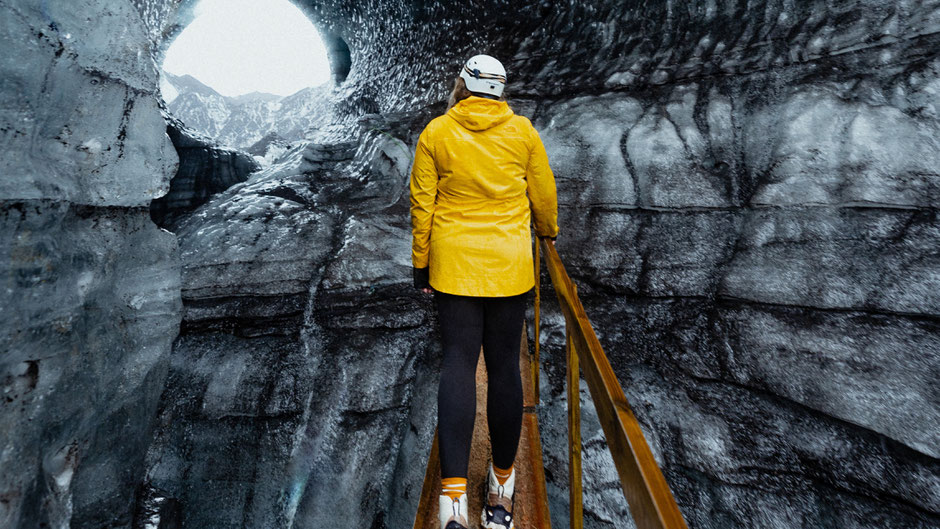 Tourist in einer Höhle in Vík. Bild von Karsten Winegeart auf Unsplash.