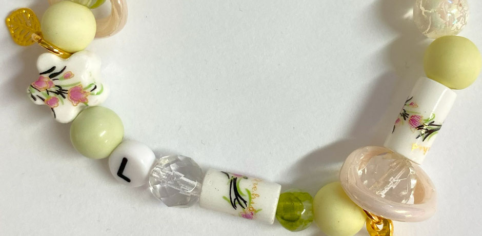 Kreativer JGA in Düsseldorf: Freundinnen gestalten Armbänder und Ketten mit Charms.