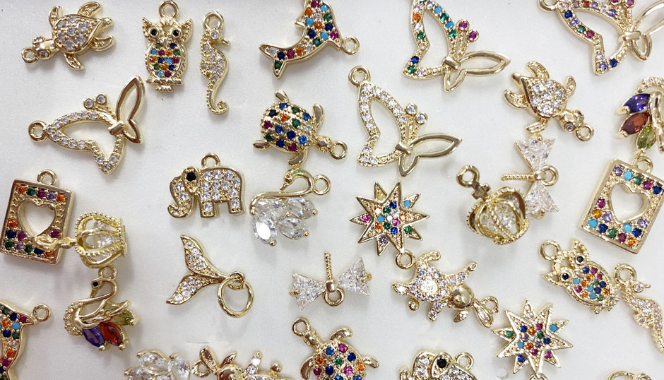 Große Auswahl Charms, Motivanhänger ab 3.90 Euro: Charms Düsseldorf ELA EIS Perlenladen Charm-Bar NRW Charm-Kette Charms-Armband 