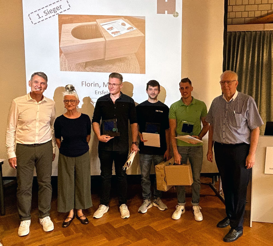 Designpreisträger Silas Wagener, Marcel Florin und Moritz Rzeppa (v.l.), flankiert von Hermann Hubing, Karin Bille und Andreas Bognanni (v.r.)