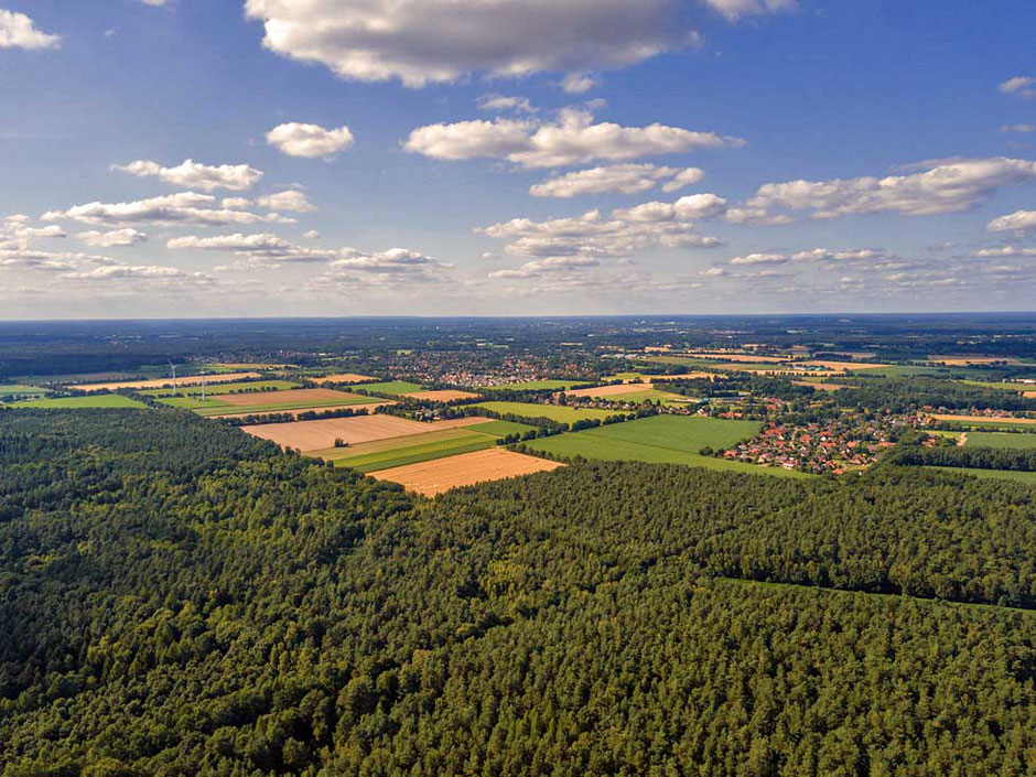 Der Blick in nordwestliche Richtung zeigt am linken Rand die beiden Windräder in Nienhagen. Weiter rechts liegen Papenhorst und Dannhorst.