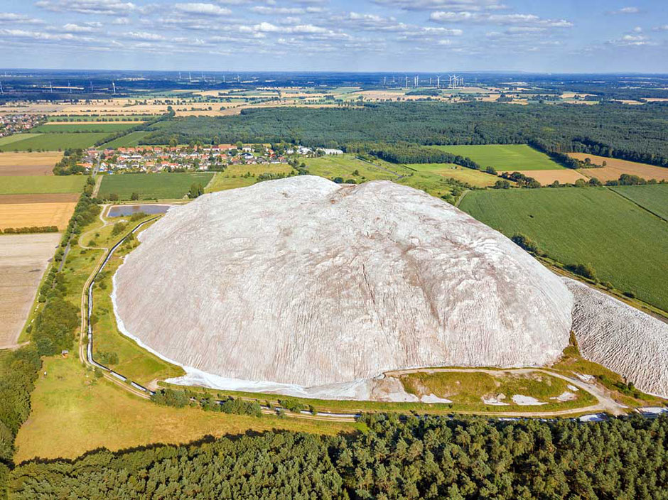 Vom "Brand" aus gesehen liegt die Kalihalde im Osten. Im Hintergrund erkennt man die Kolonie.