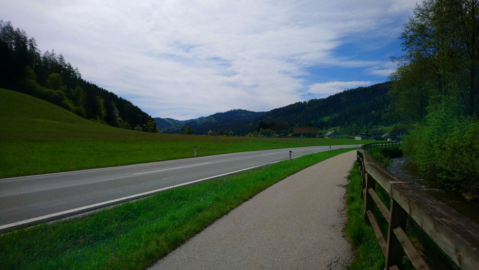 Stanzertal, Schanzsattelstraße, Radweg, Stanzerbach, Frühlingswiesen