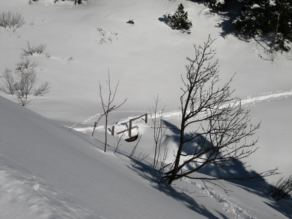 Spur von Schneeschuhwanderern in einer tiefverschneiten Winterlandschaft