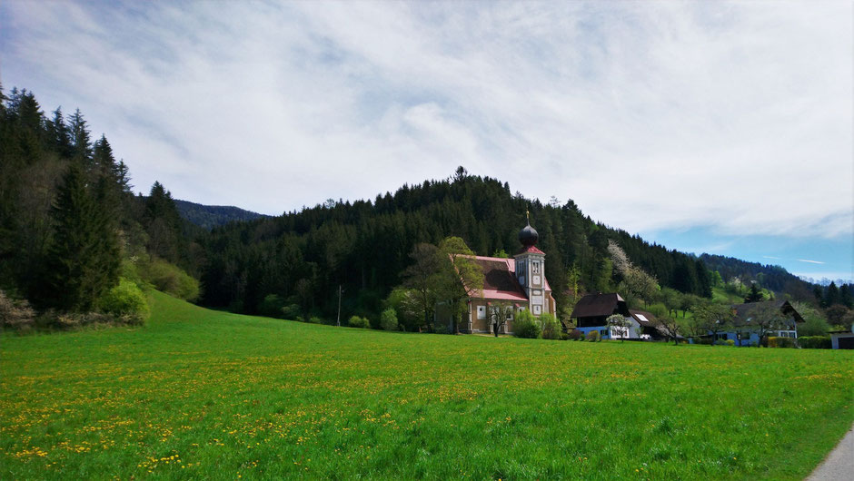Stanzertal, Frühlingswiesen, Ulrichskirche