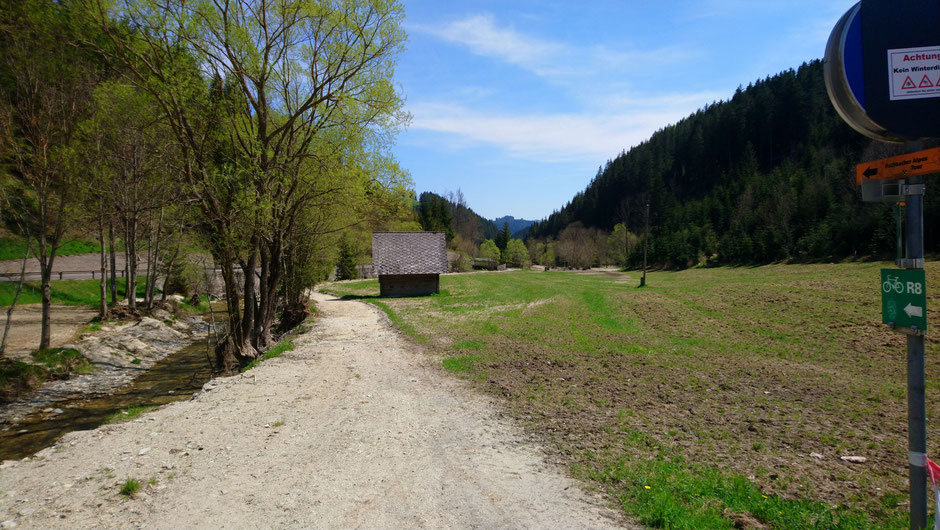 Radweg R8, Hirschbach, Wiesen und Wälder