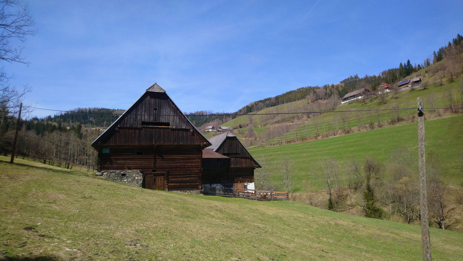 Pretalsattel, Bergbauernhöfe, Frühjahrsgrüne Wiesen, Hochsteiermark, Radtouren, Österreich, Alpen