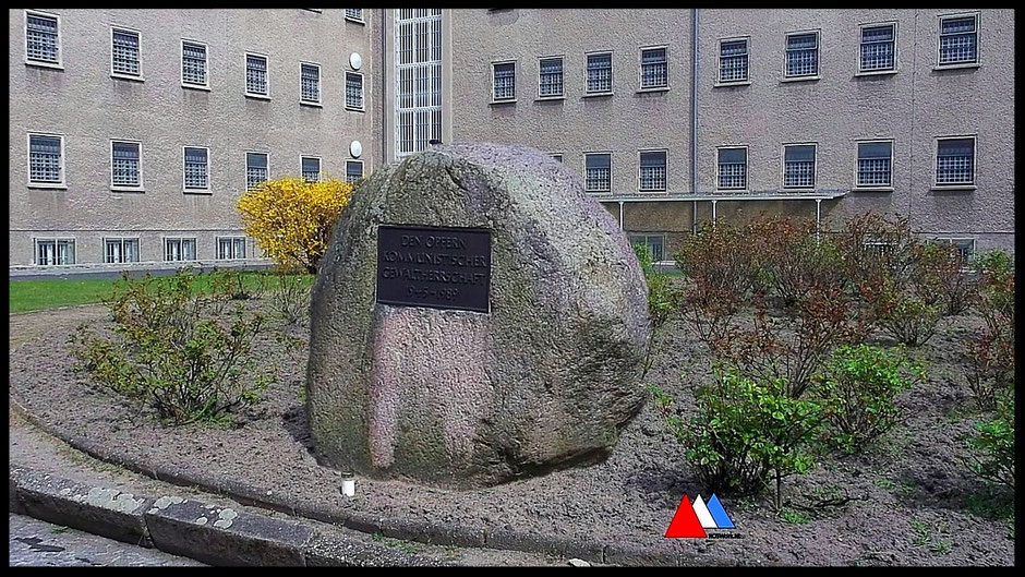 Gedenksteen ter nagedachtenis aan de detentie slachtoffers 1945-1989 Hohenschönhausen foto auteur.  