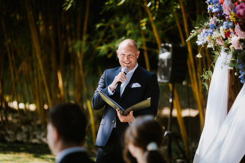 Trauredner deutschsprachig, englischsprachig, nicht religiös, weltlich oder spirituell und christlich. Freier Theologe, Pastor für Trauzeremonie Hochzeit.