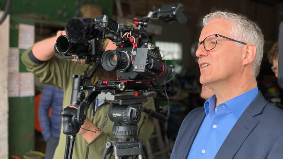 Martin Kerscher bei Dreharbeiten mit Kamera-Team für einen Kunden aus der Versicherungsbranche