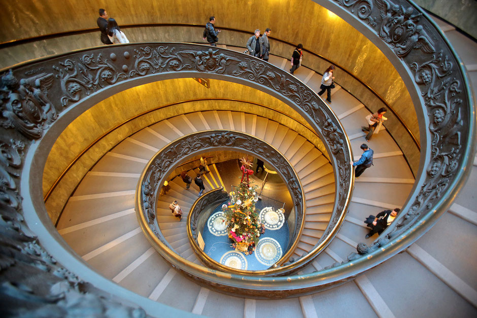 Escalier hélicoïdal du Musée du Vatican. Giuseppe Momo (1932). Basilique Saint-Pierre. Rome.